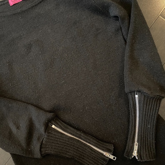 Boohoo Asymmetrical Hem Sweater with Sleeve Zipper Detail - Picture 3 of 6